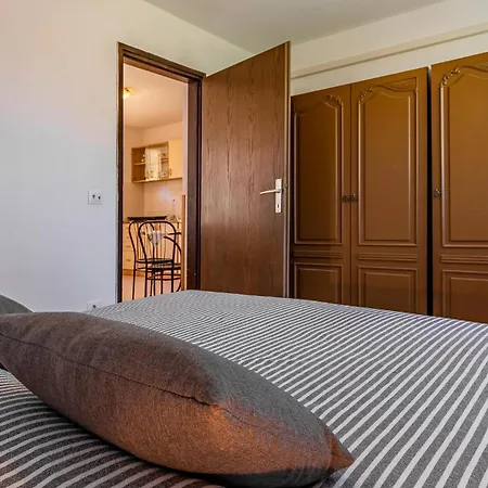 Pet Friendly In With Kitchen *