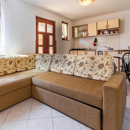 Pet Friendly In With Kitchen