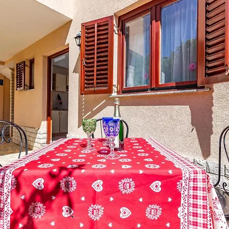 Pet Friendly In With Kitchen